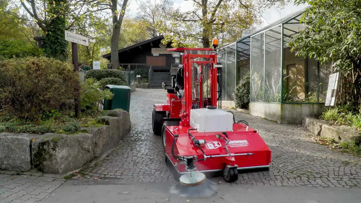 Uni-Truck_4_W_1005_gsx_Kehrmaschinenaufsatz