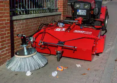 GSA 1500 Anbaukehrmaschine kehrt Bürgersteig